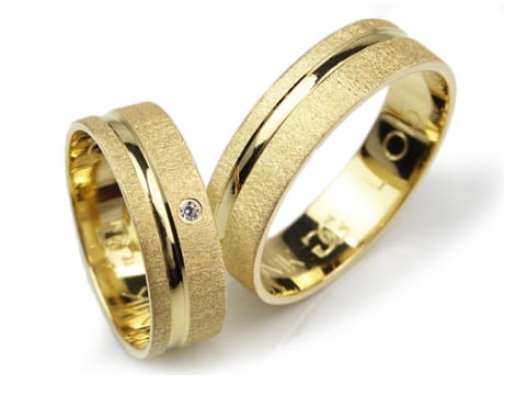 Obrączki ślubne z żółtego złota płaskie z cyrkonią 6mm Lovely L015