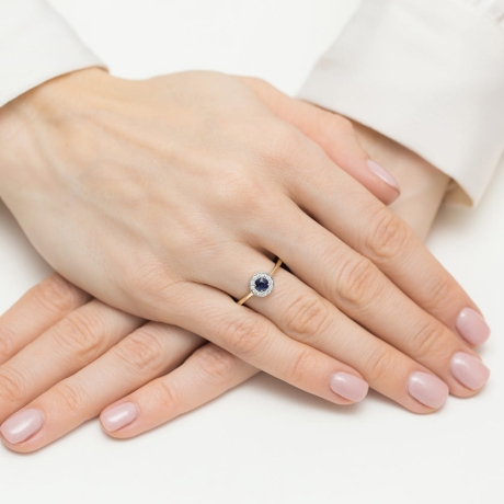 Przejdź do produktu Pierścionek zaręczynowy z żółtego złota z szafirem i diamentami 0,10ct Fire Of Love