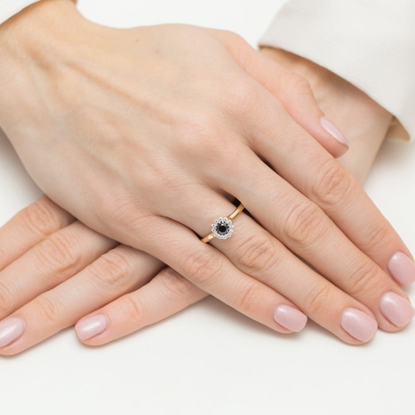 Przejdź do produktu Pierścionek zaręczynowy z żółtego złota czarnym diamentem i diamentami 0,10ct Fire Of Love