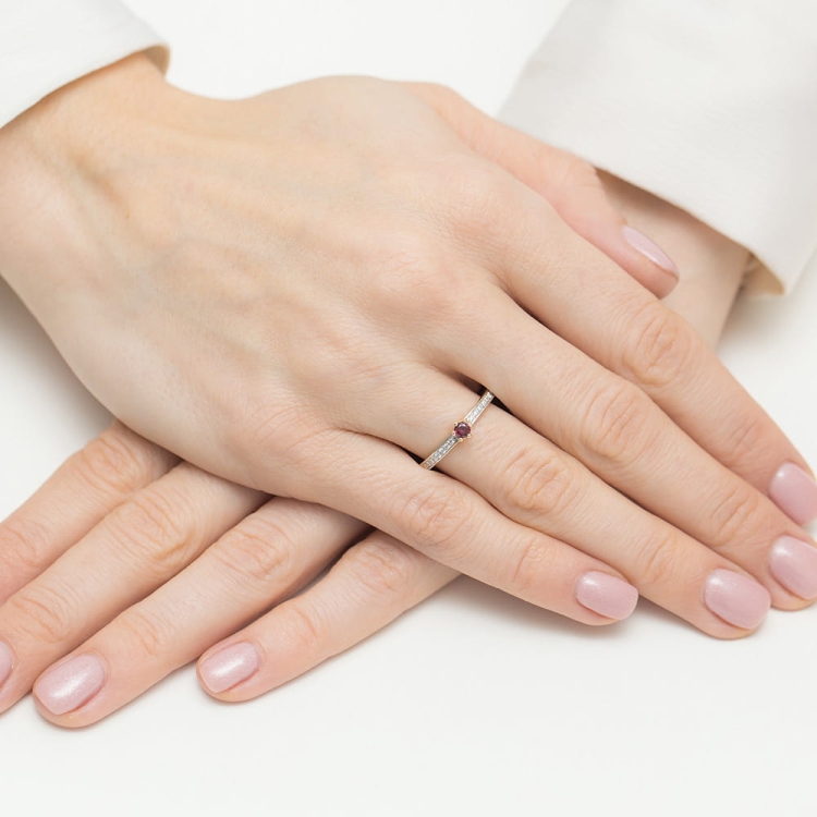 Pierścionek zaręczynowy z żółtego złota z rubinem i diamentami 0,07ct Fire Of Love