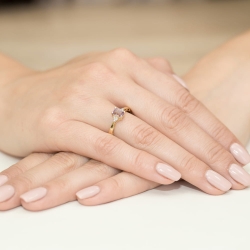 Pierścionek zaręczynowy z żółtego złota z topazem i diamentami 0,03ct Fire Of Love