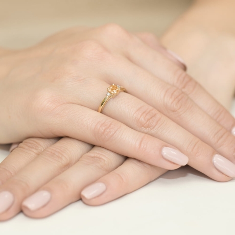 Przejdź do produktu Pierścionek zaręczynowy z żółtego złota z cytrynem i diamentami 0,03ct Fire Of Love