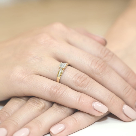 Przejdź do produktu Pierścionek zaręczynowy z żółtego złota z diamentami 0,13ct Fire Of Love