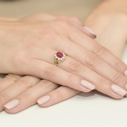 Pierścionek zaręczynowy z żółtego złota z rubinem i diamentami 0,30ct Fire Of Love