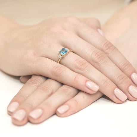 Przejdź do produktu Pierścionek zaręczynowy z żółtego złota z topazem i diamentami 0,06ct Fire Of Love