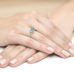 Pierścionek zaręczynowy z żółtego złota z topazem i diamentami 0,06ct Fire Of Love