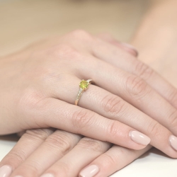 Pierścionek zaręczynowy z żółtego złota z oliwinem i diamentami 0,05ct Fire Of Love