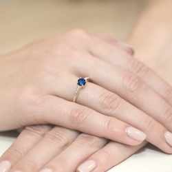 Pierścionek zaręczynowy z żółtego złota z szafirem i diamentami 0,05ct Fire Of Love