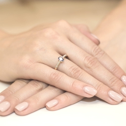 Pierścionek zaręczynowy z żółtego złota z tanzanitem i diamentami 0,05ct Fire Of Love