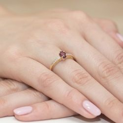 Pierścionek zaręczynowy z żółtego złota z rubinem i diamentami 0,05ct Fire Of Love