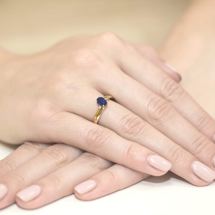 Pierścionek zaręczynowy z żółtego złota z szafirem i diamentami 0,03ct Fire Of Love