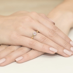 Pierścionek zaręczynowy z żółtego złota z rubinem i diamentami 0,12ct Fire Of Love