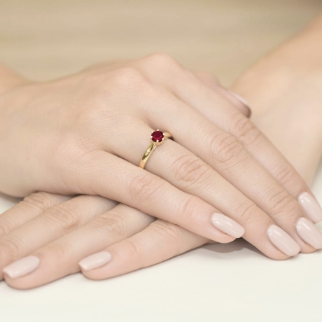 Przejdź do produktu Pierścionek zaręczynowy z żółtego złota z rubinem i diamentami 0,01ct Fire Of Love