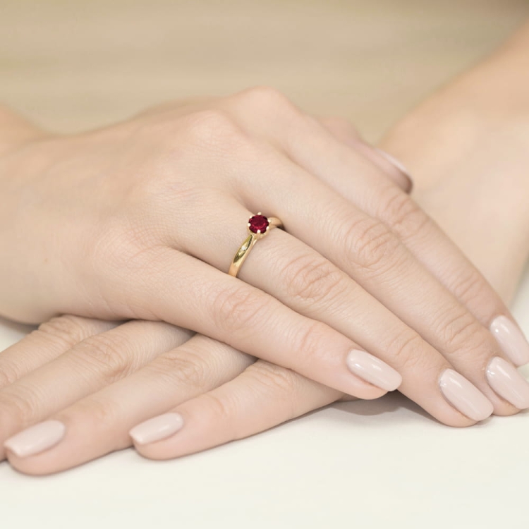Pierścionek zaręczynowy z żółtego złota z rubinem i diamentami 0,01ct Fire Of Love