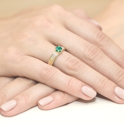 Pierścionek zaręczynowy z żółtego złota z szmaragdem i diamentami 0,08ct Fire Of Love