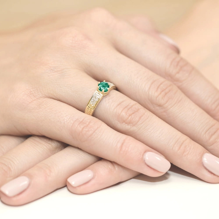 Pierścionek zaręczynowy z żółtego złota z szmaragdem i diamentami 0,08ct Fire Of Love