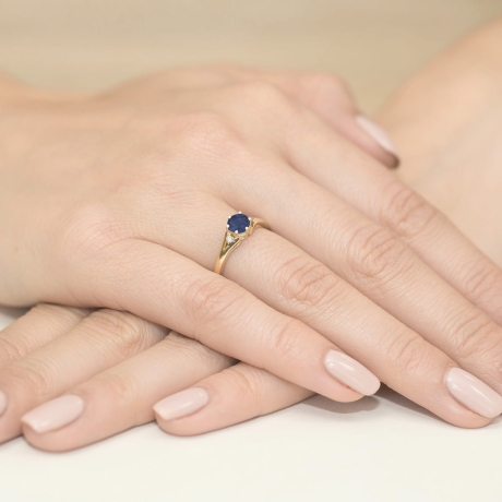 Przejdź do produktu Pierścionek zaręczynowy z żółtego złota z szafirem i diamentami 0,03ct Fire Of Love