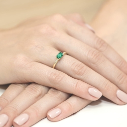 Pierścionek zaręczynowy z żółtego złota z szmaragdem i diamentami 0,03ct Fire Of Love
