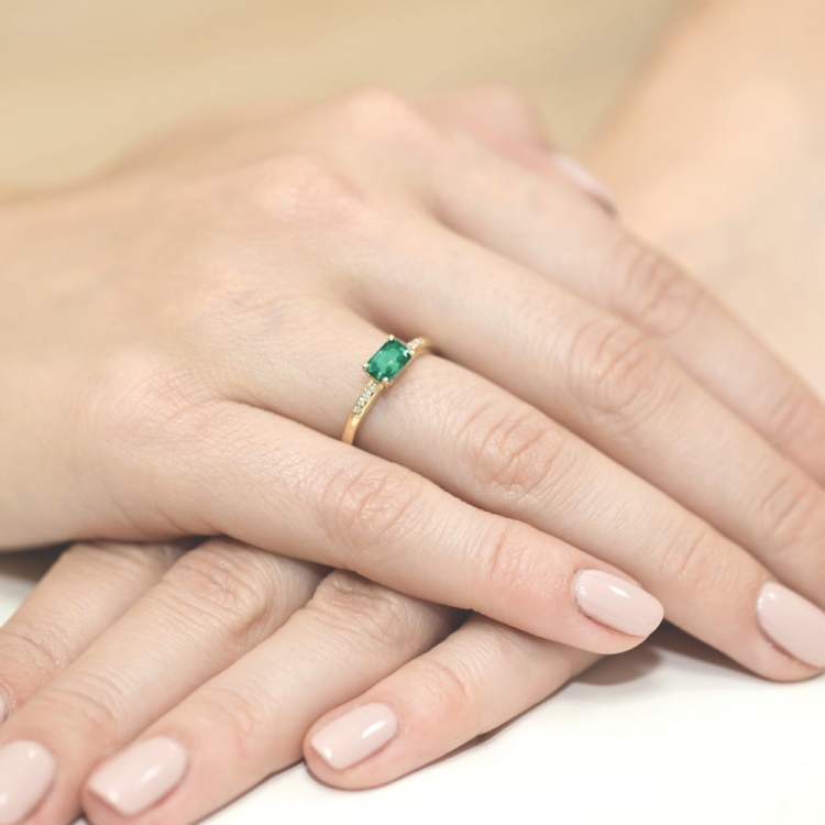 Pierścionek zaręczynowy z żółtego złota z szmaragdem i diamentami 0,03ct Fire Of Love