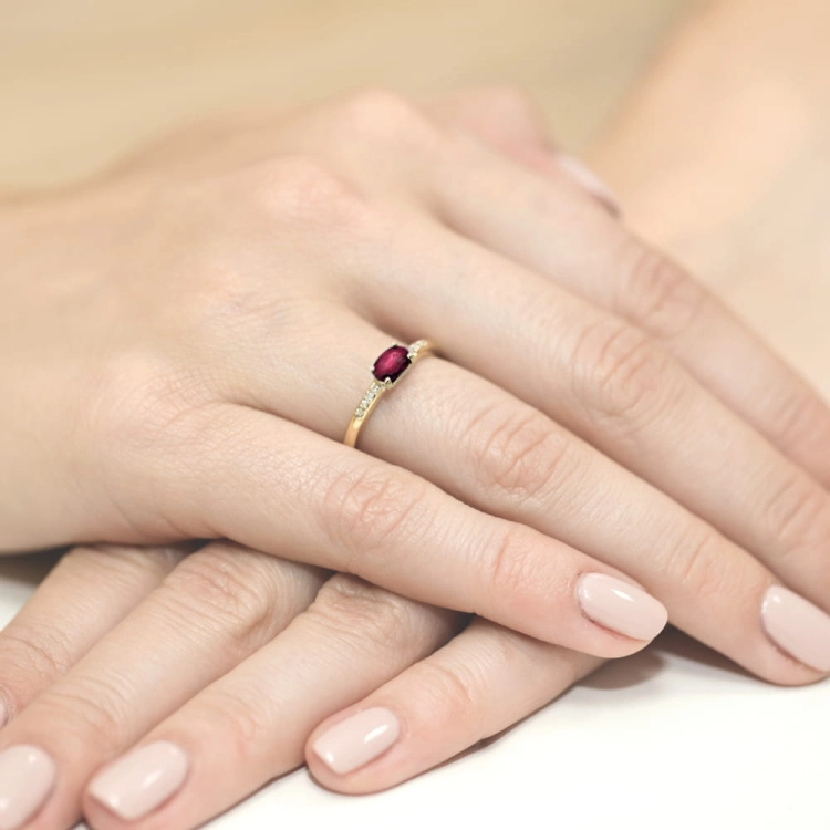 Pierścionek zaręczynowy z żółtego złota z rubinem i diamentami 0,03ct Fire Of Love