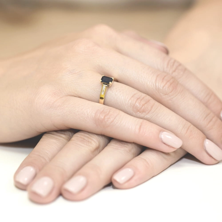 Pierścionek zaręczynowy z żółtego złota z szafirem i diamentami 0,04ct Fire Of Love