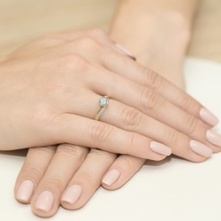 Pierścionek zaręczynowy z żółtego złota z topazem i diamentami 0,05ct Fire Of Love