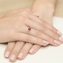 Pierścionek zaręczynowy z żółtego złota z rubinem i diamentami 0,05ct Fire Of Love