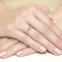 Pierścionek zaręczynowy z żółtego złota z oliwinem i diamentami 0,05ct Fire Of Love