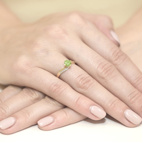 Przejdź do produktu Pierścionek zaręczynowy z żółtego złota z oliwinem i diamentami 0,05ct Fire Of Love 