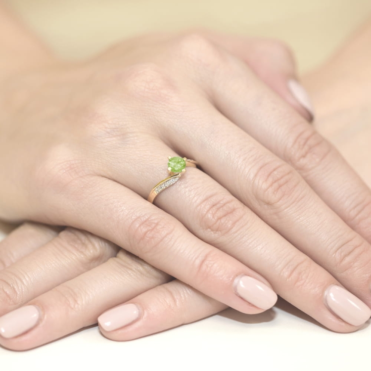 Pierścionek zaręczynowy z żółtego złota z oliwinem i diamentami 0,05ct Fire Of Love