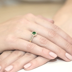 Pierścionek zaręczynowy z żółtego złota z szmaragdem i diamentami 0,20ct Fire Of Love