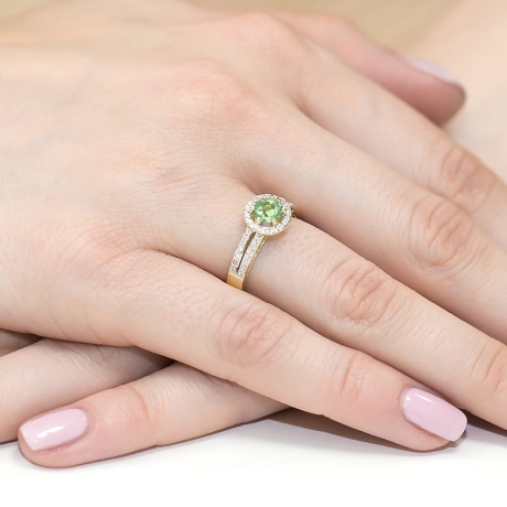 Przejdź do produktu Pierścionek zaręczynowy z żółtego złota z oliwinem i diamentami 0,20ct Fire Of Love