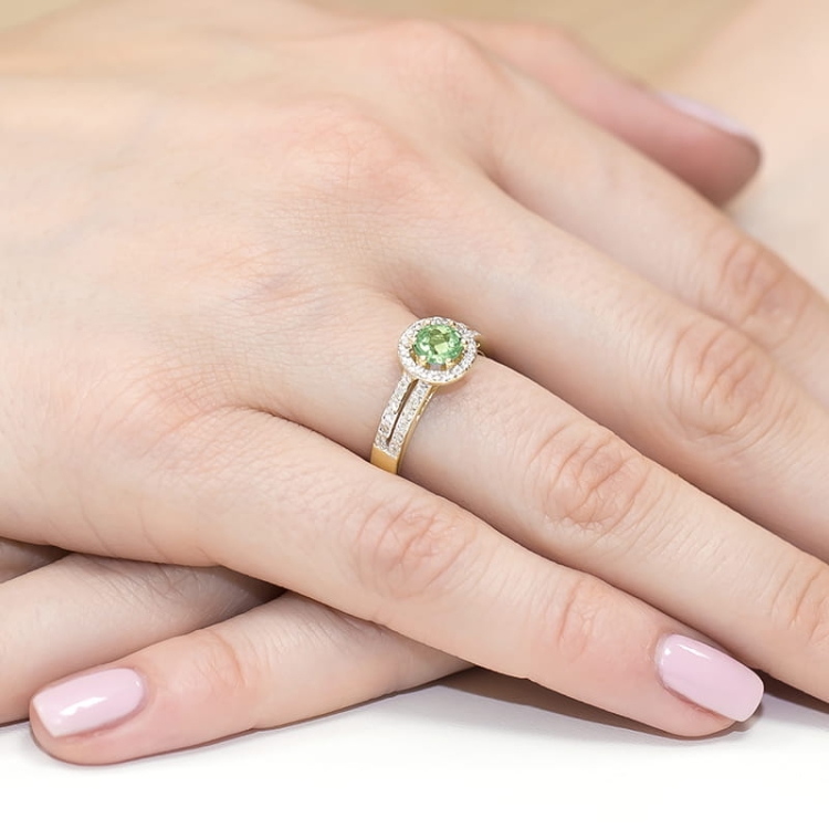 Pierścionek zaręczynowy z żółtego złota z oliwinem i diamentami 0,20ct Fire Of Love