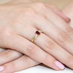 Pierścionek zaręczynowy z żółtego złota z granatem i diamentami 0,03ct Fire Of Love