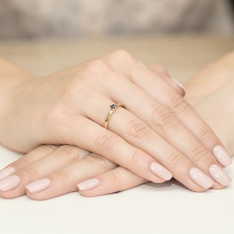 Przejdź do produktu Pierścionek zaręczynowy z żółtego złota z czarnymi brylantami 0,04ct Fire Of Love