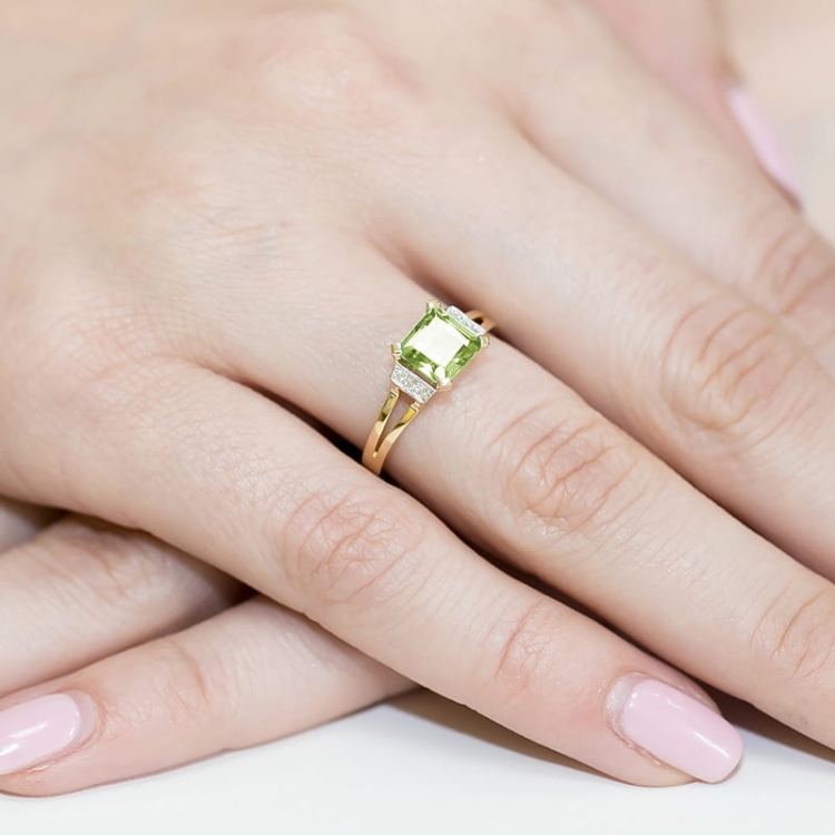 Pierścionek zaręczynowy z żółtego złota z oliwinem i diamentami 0,03ct Fire Of Love