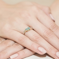 Pierścionek zaręczynowy z żółtego złota z topazem i diamentami 0,03ct Fire Of Love