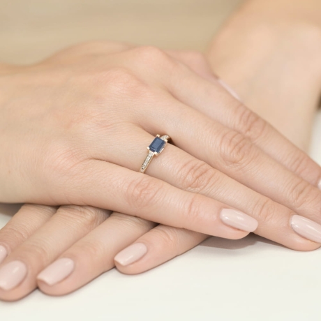 Przejdź do produktu Pierścionek zaręczynowy z żółtego złota z szafirem i diamentami 0,03ct Fire Of Love 