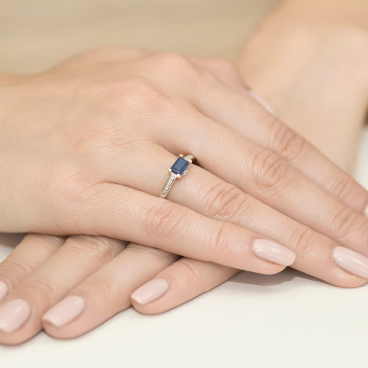 Pierścionek zaręczynowy z żółtego złota z szafirem i diamentami 0,03ct Fire Of Love