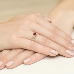 Pierścionek zaręczynowy z żółtego złota z granatem i diamentami 0,03ct Fire Of Love