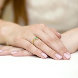 Pierścionek zaręczynowy z żółtego złota z szmaragdem i diamentami 0,05ct Fire Of Love