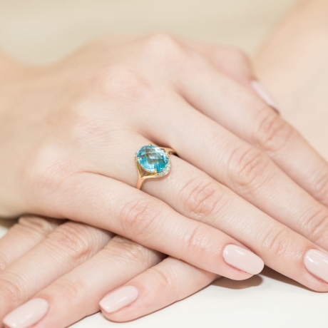 Przejdź do produktu Pierścionek zaręczynowy z żółtego złota z topazem i diamentami 0,04ct Fire Of Love 