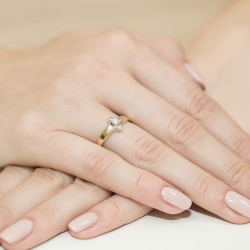 Pierścionek zaręczynowy z żółtego złota z diamentem 0,12ct Fire Of Love