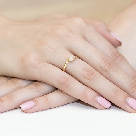 Przejdź do produktu Pierścionek zaręczynowy z żółtego złota z diamentem 0,13ct Fire Of Love