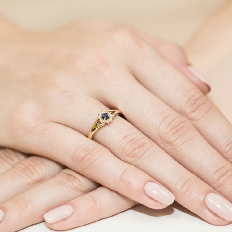 Pierścionek zaręczynowy z żółtego złota z szafirem i diamentami 0,09ct Fire Of Love
