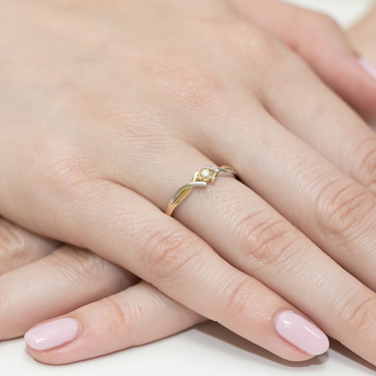 Pierścionek zaręczynowy z żółtego złota z diamentem 0,04ct Fire Of Love