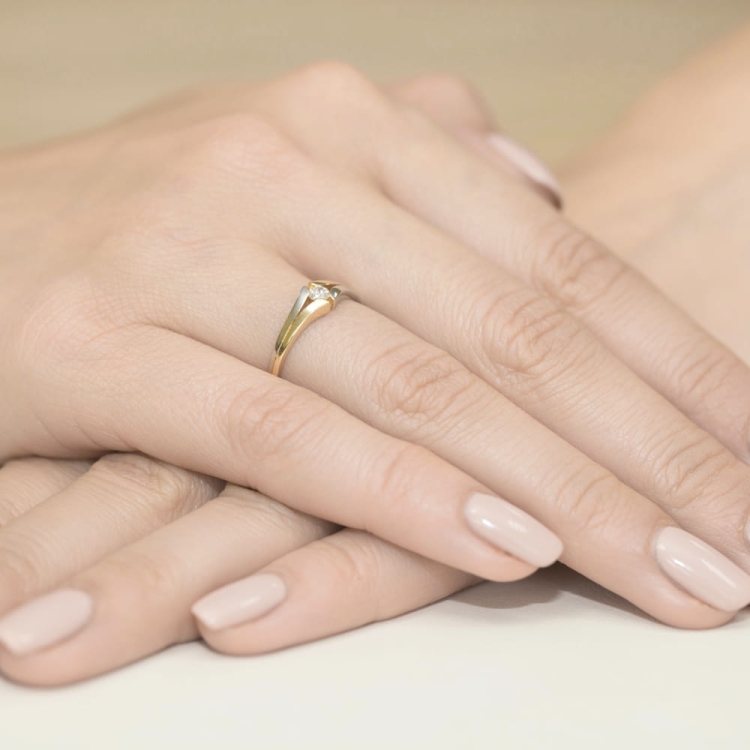Pierścionek zaręczynowy z żółtego złota z diamentem 0,08ct Fire Of Love