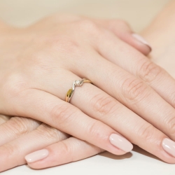 Pierścionek zaręczynowy z żółtego złota z diamentem 0,08ct Fire Of Love