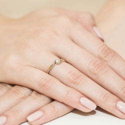 Pierścionek zaręczynowy z żółtego złota z diamentem 0,10ct Fire Of Love