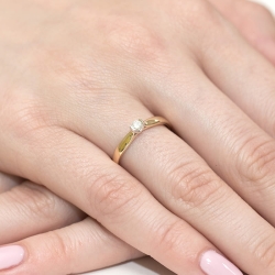 Pierścionek zaręczynowy z żółtego złota z diamentem 0,08ct Fire Of Love